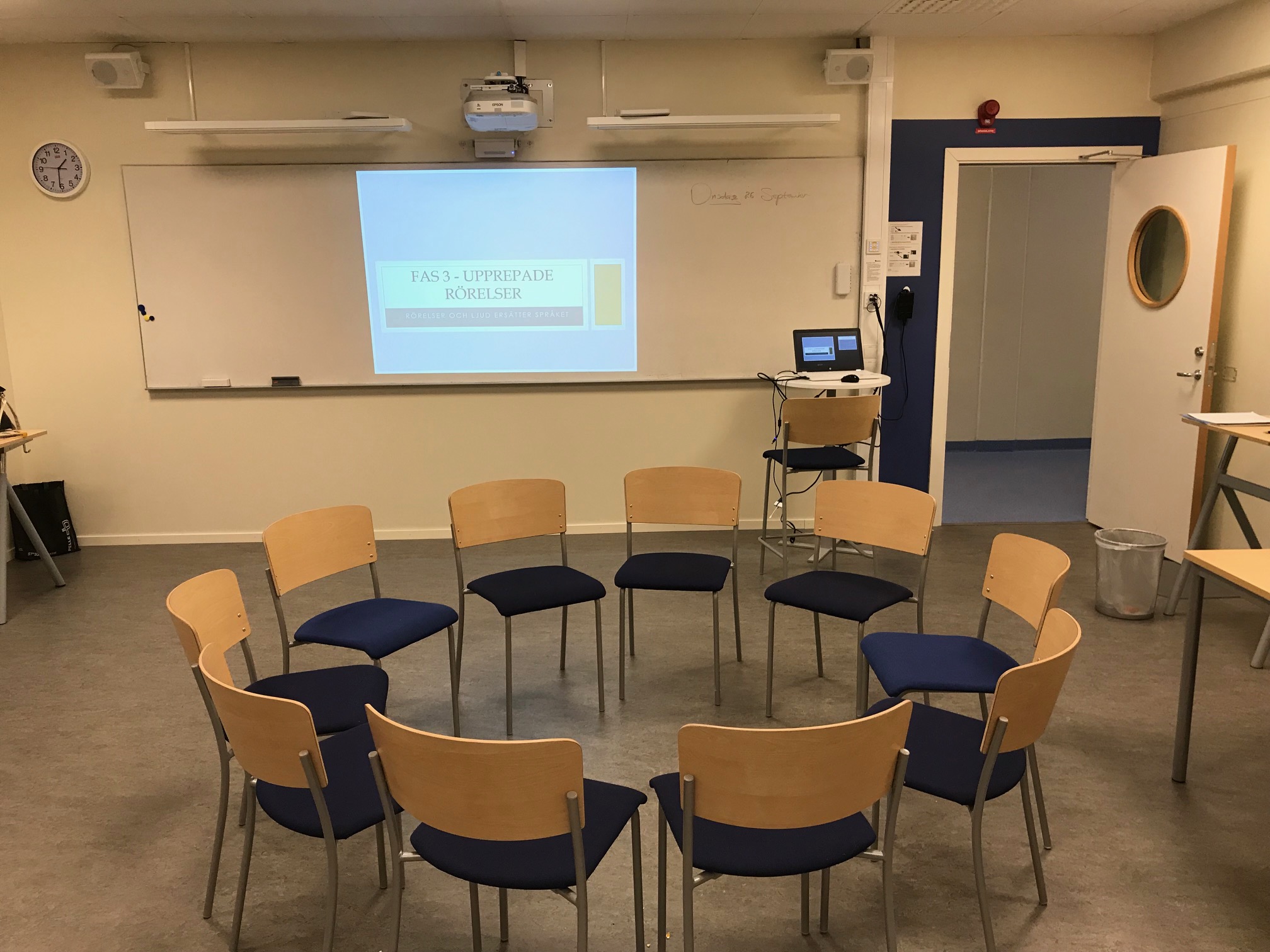 Stolar i cirkel för handledning