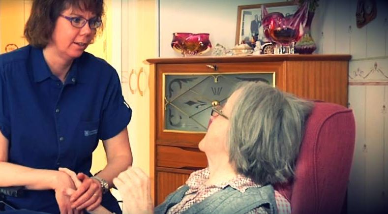 Maria samtalar med äldre kvinna
