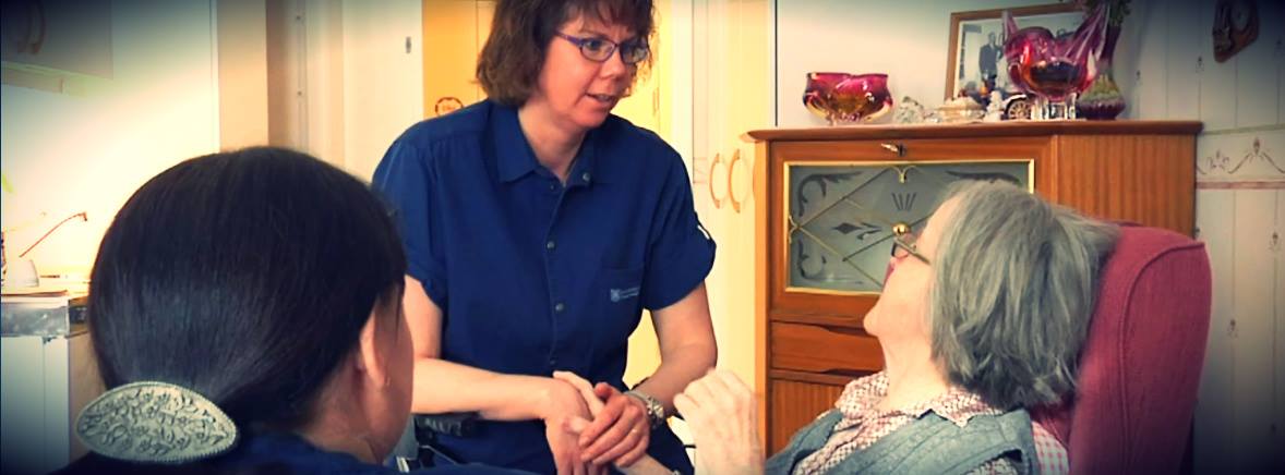 Maria håller kvinna i hand och pratar